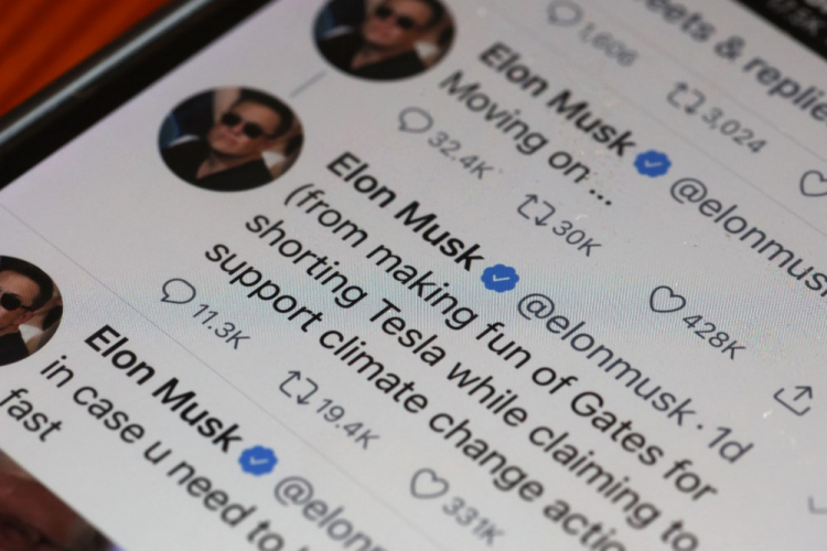 Celular com tuítes de Elon Musk