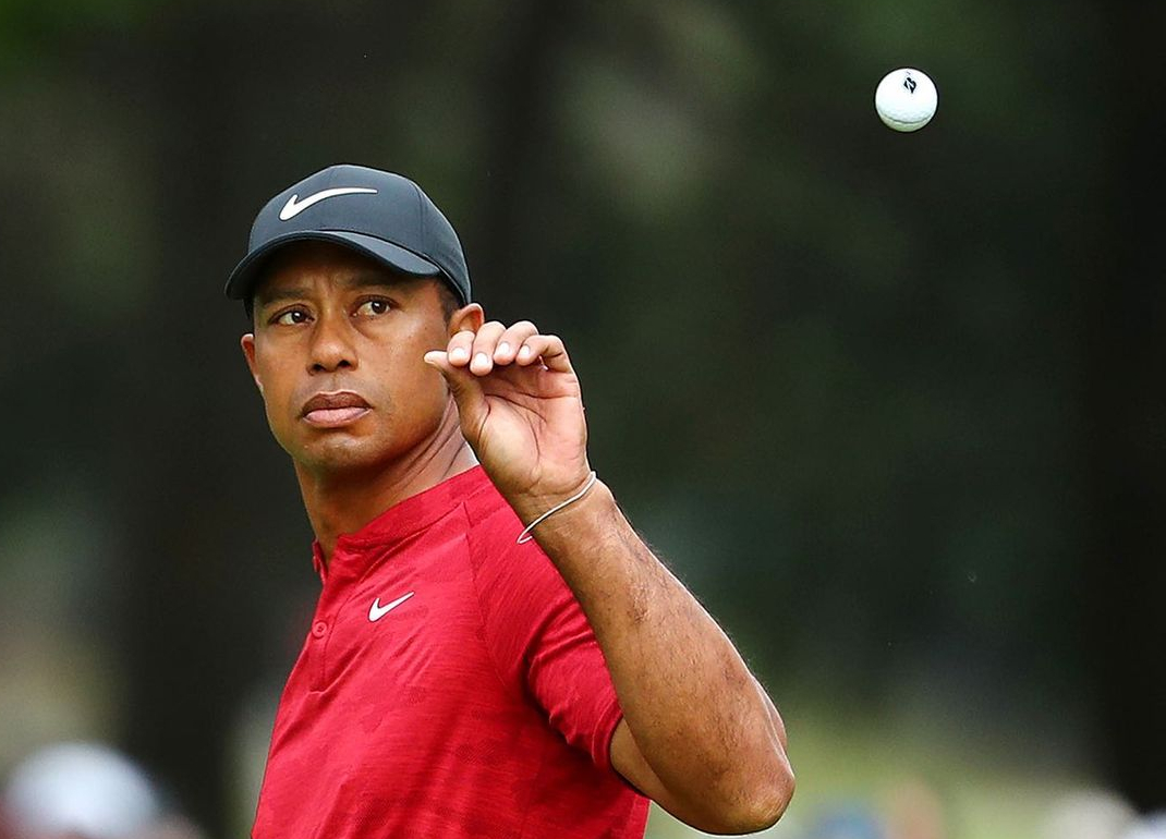 O jogador de golfe Tiger Woods durante um jogo