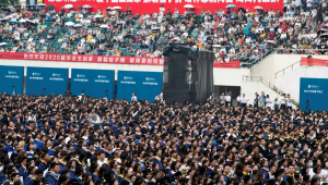 Milhares de estudantes participam de formatura em Wuhan, na China