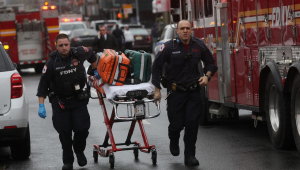 Equipe de emergência trabalha perto do local do tiroteio em uma estação de metrô em Nova York