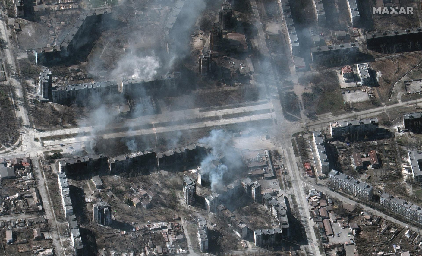 Imagem de satélite disponibilizada pela Maxar Technologies mostra prédios em chamas, em Mariupol, Ucrânia