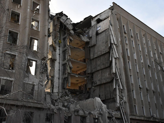 Foto divulgada pela imprensa do Serviço de Emergência do Estado da Ucrânia mostra um prédio danificado da administração estadual em Mykolaiv