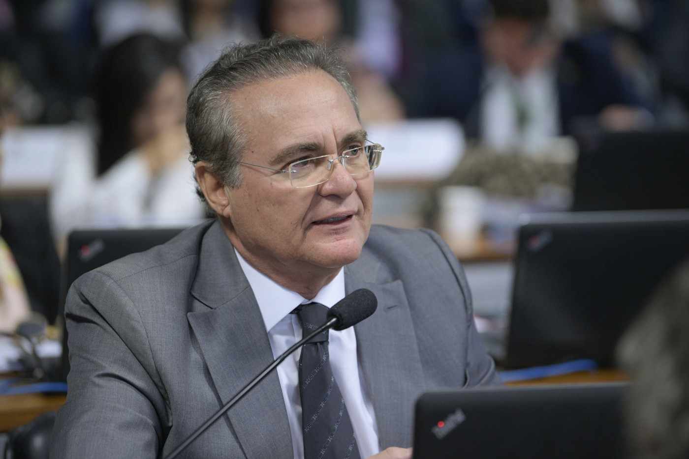 Renan Calheiros, Homem de óculos discursa em sessão do Senado
