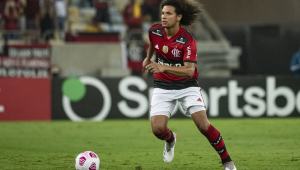 Com o uniforme tradicional do Flamengo, William Arão caminha com a bola no Maracanã