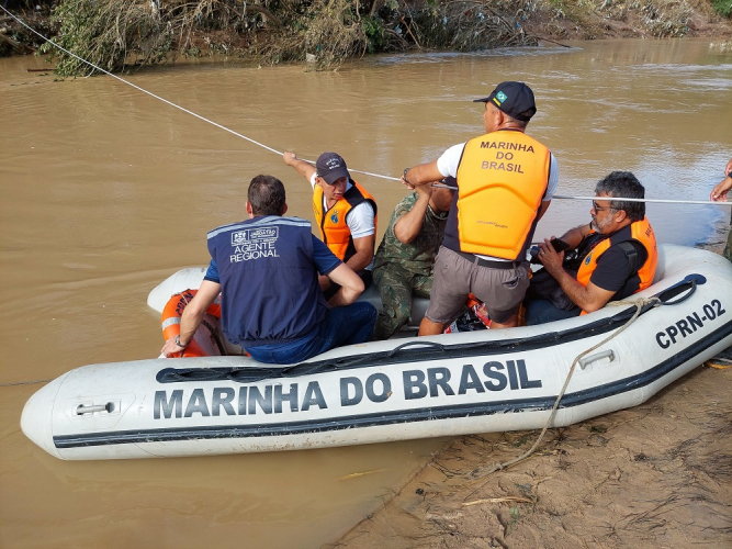 Marinha participa de operação de resgate em Pernambuco
