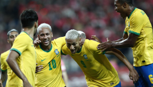 Neymar comemora gol com Richarlison