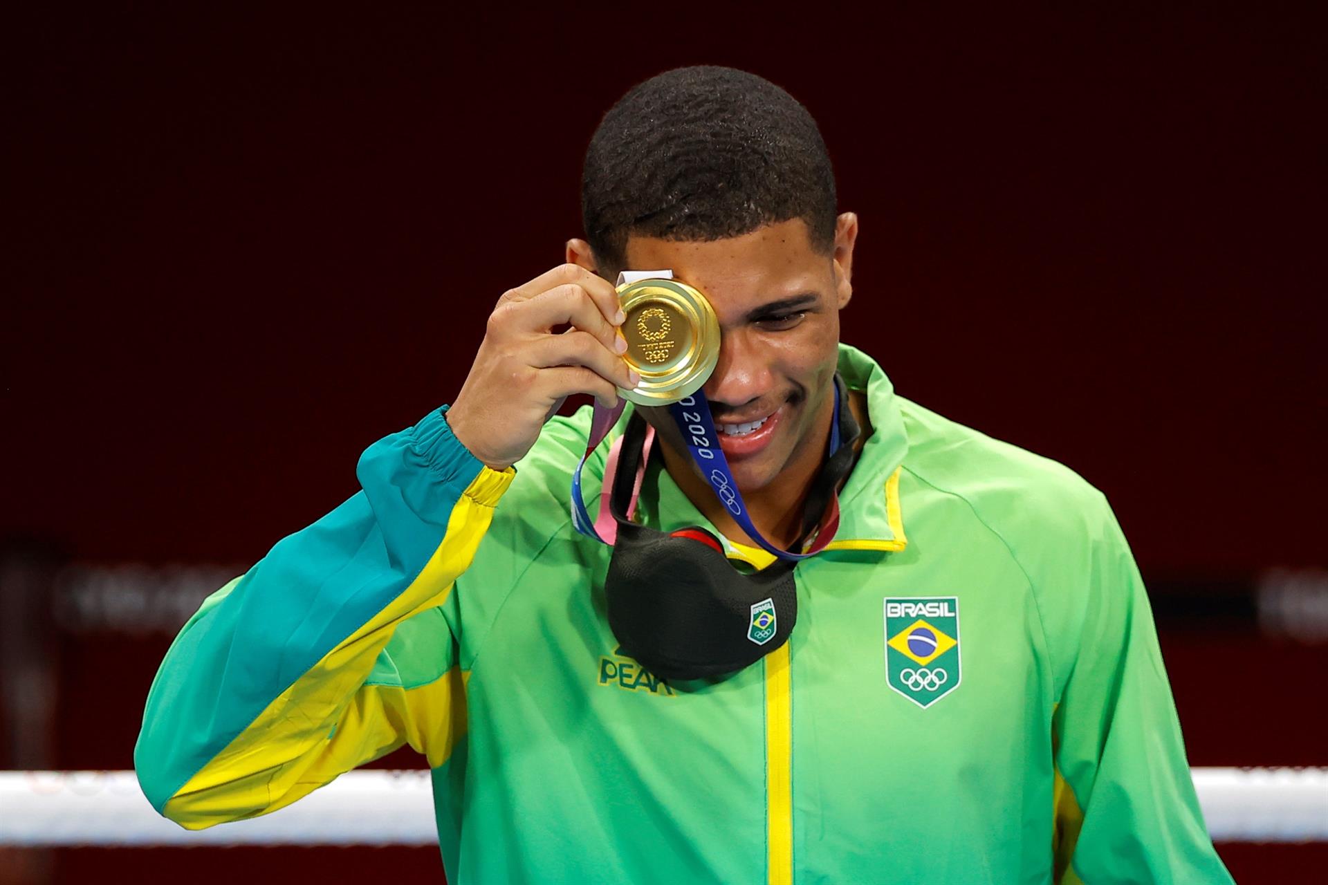 Com agasalho do Brasil, Hebert Conceição coloca medalha de ouro no olho