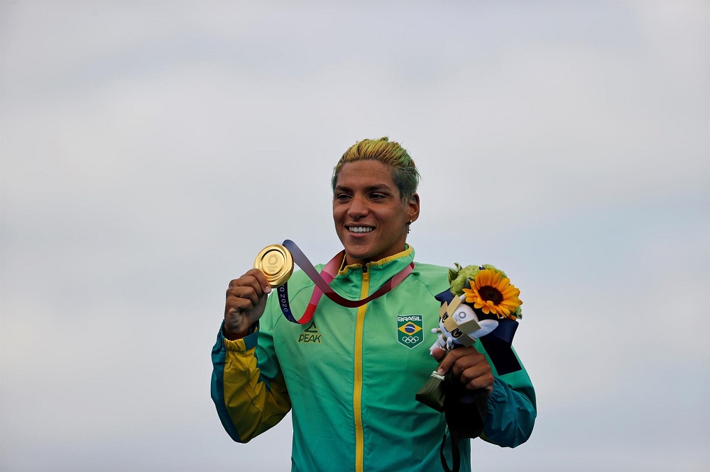 A nadadora Ana Marcela Cunha exibe a medalha de ouro conquistada em Tóquio