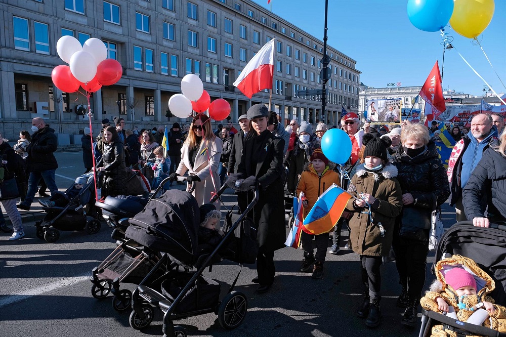 Balões vermelhos e brancos, cores da Polônia, e azuis e amarelos, da Ucrânia, são vistos em manifestação contra a guerra em Varsovia