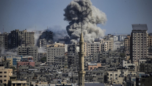 Fumaça sobe entre edifícios após ataques israelenses em Gaza