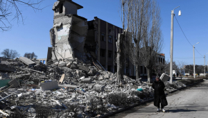 Prédio escolar destruído durante um bombardeio em Kharkiv
