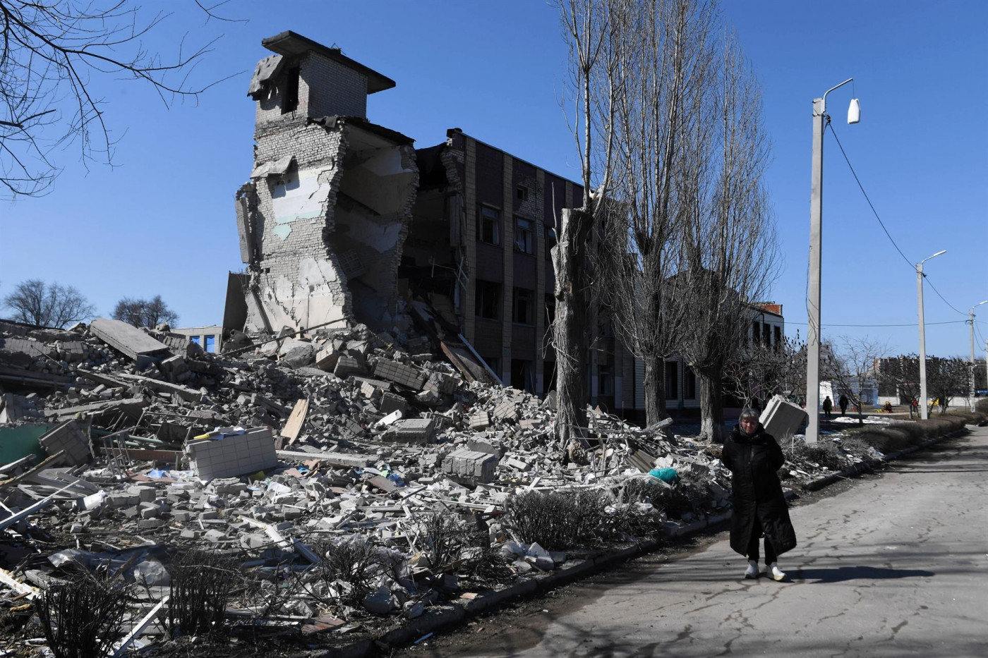 Prédio escolar destruído durante um bombardeio em Kharkiv