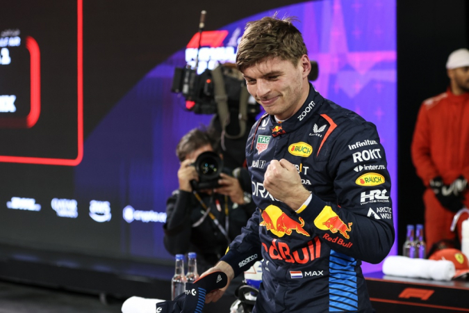O piloto holandês de Fórmula 1 Max Verstappen, da Red Bull Racing, gesticula após vencer a qualificação para o Grande Prêmio de Fórmula 1 do Bahrein