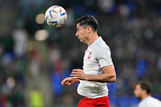 Lewandowski aquecendo antes de México x Polônia