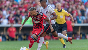 Flamengo deslancha no segundo tempo, massacra o Athletico-PR e assume vice-liderança