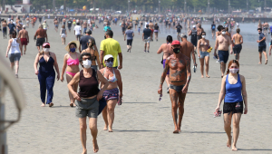 Movimentação de banhistas na praia do Gonzaga, em Santos, no litoral de São Paulo,
