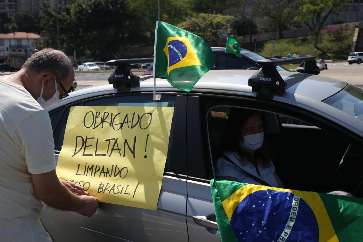 carro com bandeiras do brasil e cartaz a favor da lava jato