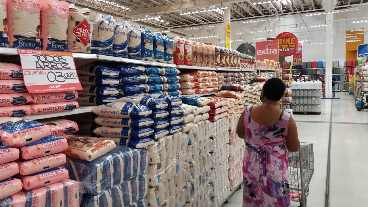 Prateleiras de supermercado com arroz