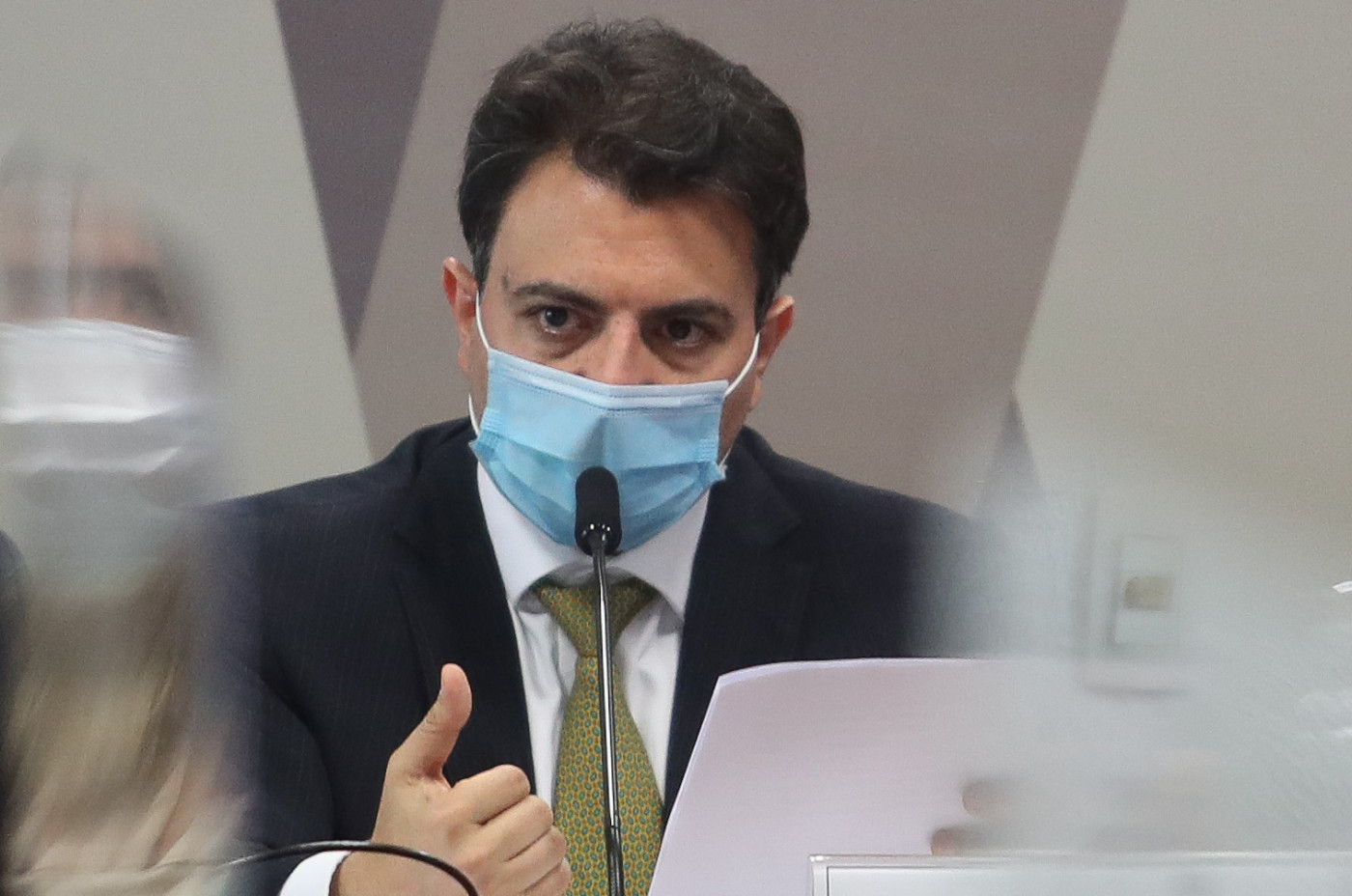 Otávio Fakhoury de máscara durante depoimento à CPI da Covid-19