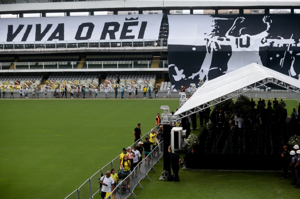 Vila Belmiro recebe o velório do Rei Pelé, maior jogador da história do Santos