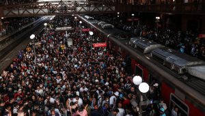 Movimento intenso de passageiros na plataforma da estação Luz da CPTM em razão da greve do Metrô nesta quinta-feira