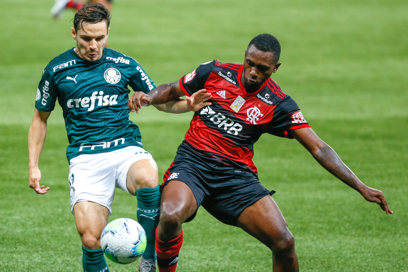 CBF define equipe de arbitragem para jogo Corinthians x Flamengo