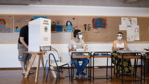 Pessoa na cabine de votação nas eleições 2020
