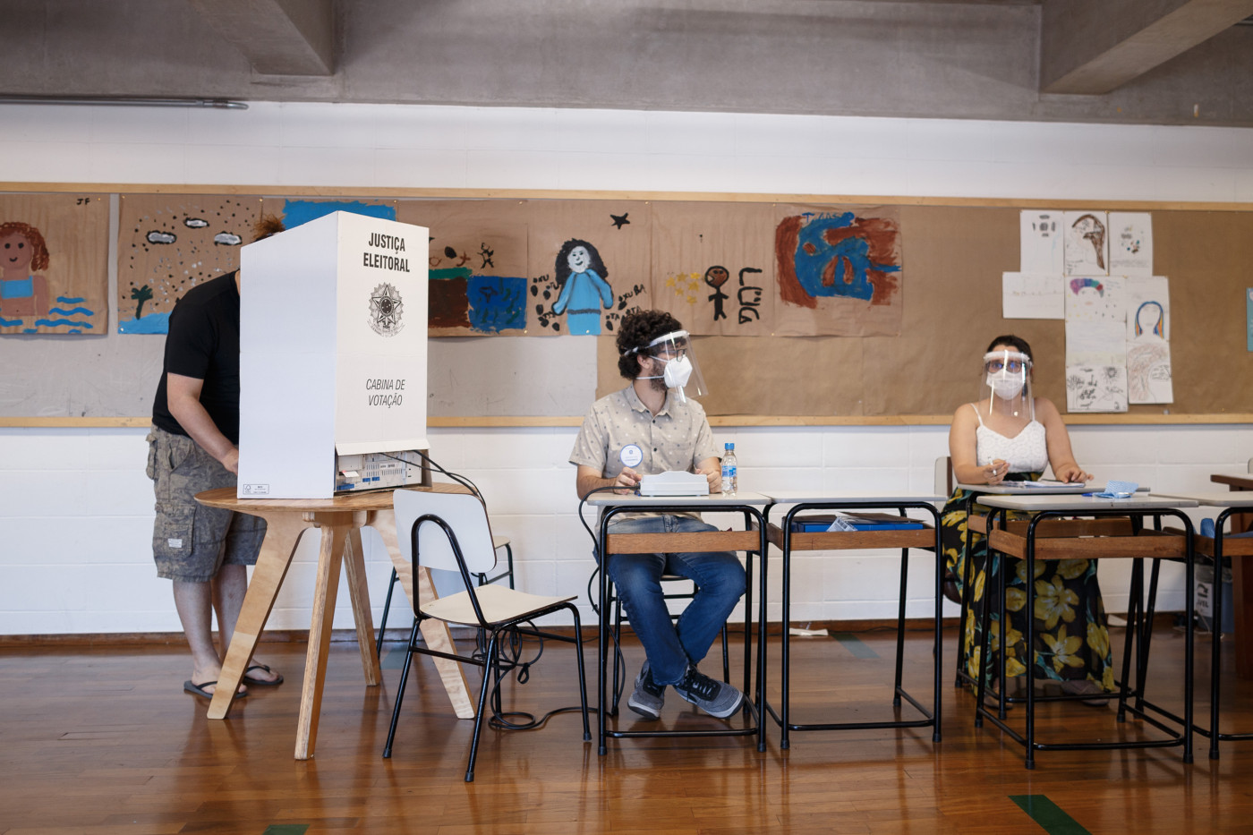 Pessoa na cabine de votação nas eleições 2020