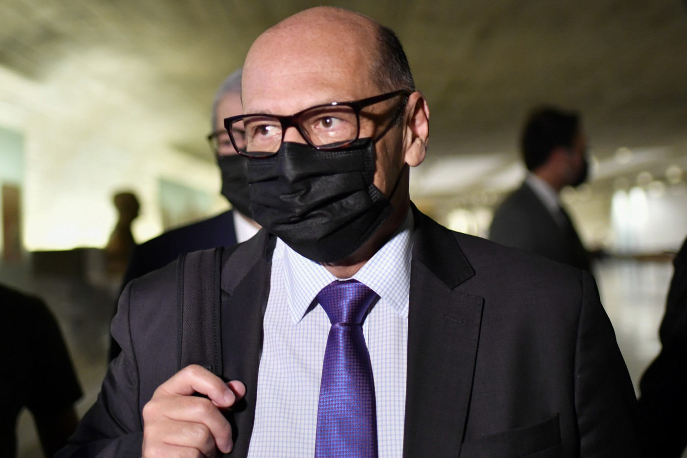 Dimas Covas chega de terno e máscara preta para depor à CPI da Covid-19