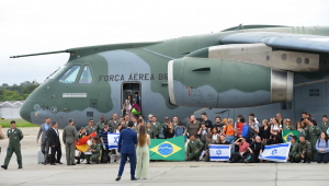 Chega ao Brasil voo da FAB com grupo de brasileiros repatriados de Israel