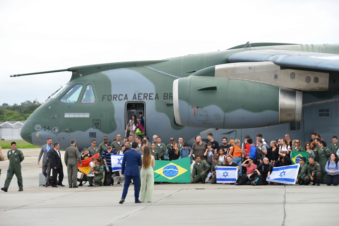 Chega ao Brasil voo da FAB com grupo de brasileiros repatriados de Israel