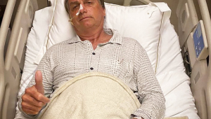 Jair Bolsonaro na cama do hospital
