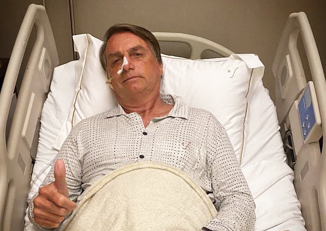 Jair Bolsonaro na cama do hospital