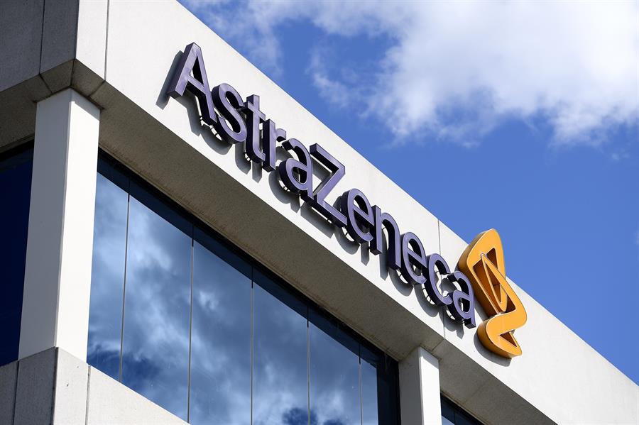 Placa da empresa AstraZeneca com céu ao fundo