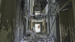 Parte interna de prédio administrativo de Kharkiv destruído após bombardeio
