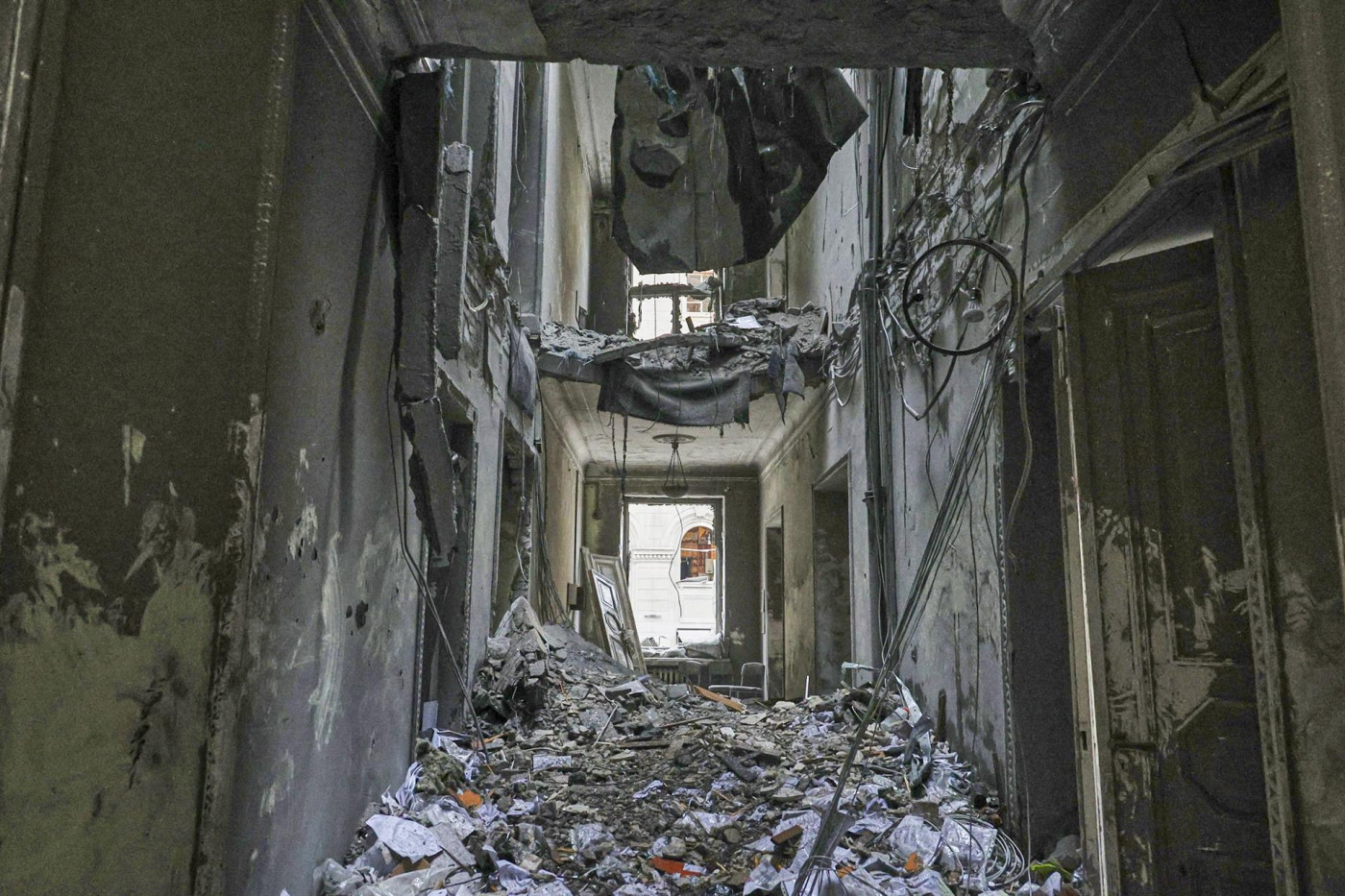 Parte interna de prédio administrativo de Kharkiv destruído após bombardeio