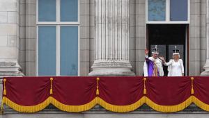 O rei Charles III (2-D) e a rainha Camilla (D) da Grã-Bretanha estão na varanda do Palácio de Buckingham