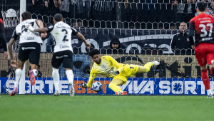 Hugo Souza defende pênalti