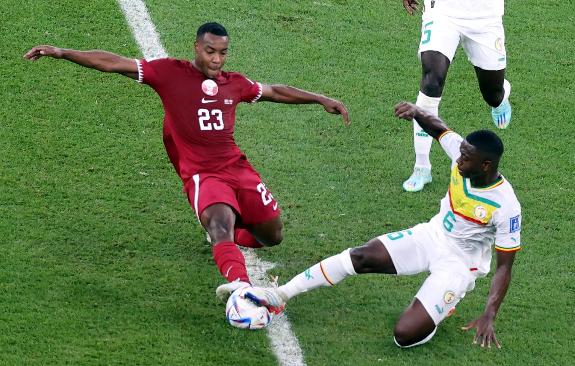 Torcida e jogadores de Senegal fazem homenagem a Papa Bouba Diop