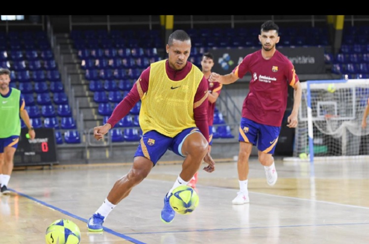 Brasileiros Ferrão e Amandinha são eleitos melhores do mundo em 2021 no  futsal