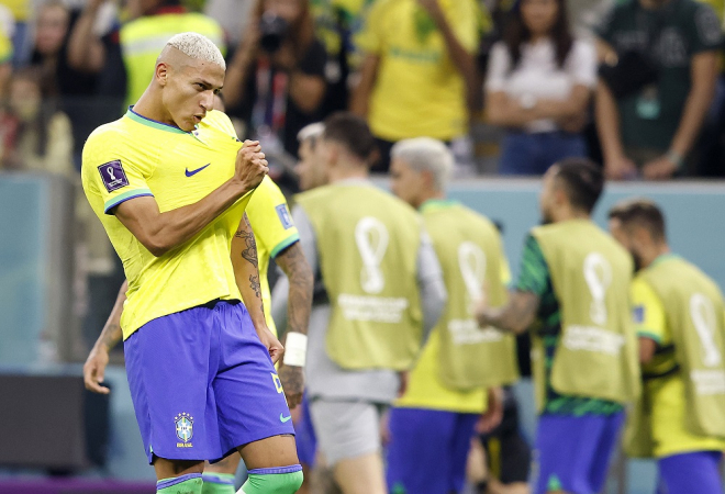Richarlison marca duas vezes e Brasil bate a Sérvia na estreia da Copa