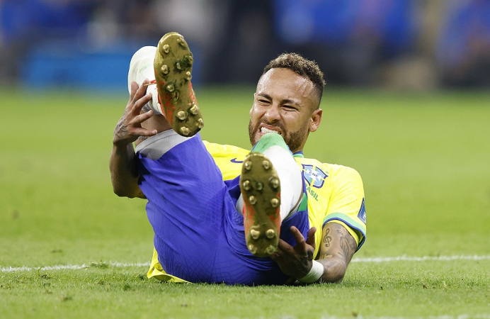 Neymar se machucou durante a vitória da seleção brasileira contra a Sérvia