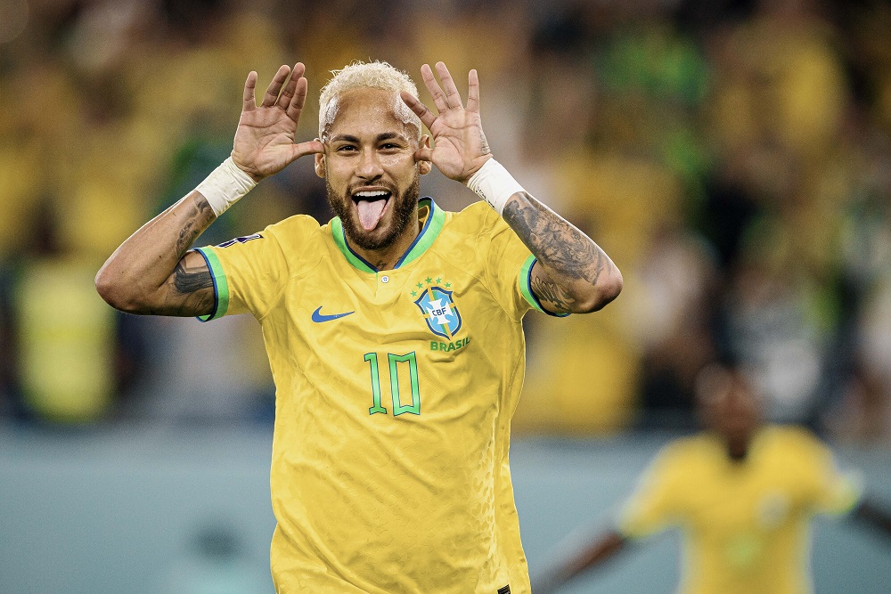 Neymar faz careta com as mãos na orelha e a língua de foraem comemoração