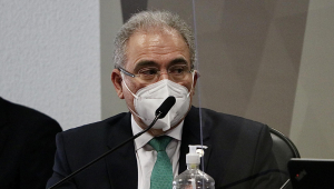 Marcelo Queiroga de máscara depondo na CPI da Covid-19