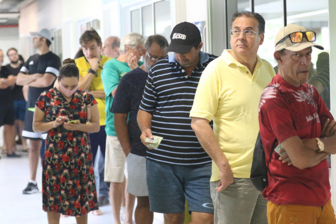 Fila de votação do primeiro turno das eleições 2022, em Recife