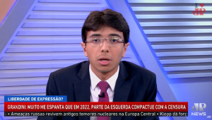 Leonardo Grandini, jovem de terno e gravata, em frame do programa Linha de Frente