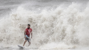 O surfista Ítalo Ferreira termina de surfar uma onda