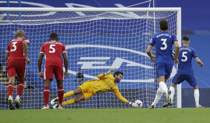 Alisson é eleito melhor goleiro do mundo pela France Football 