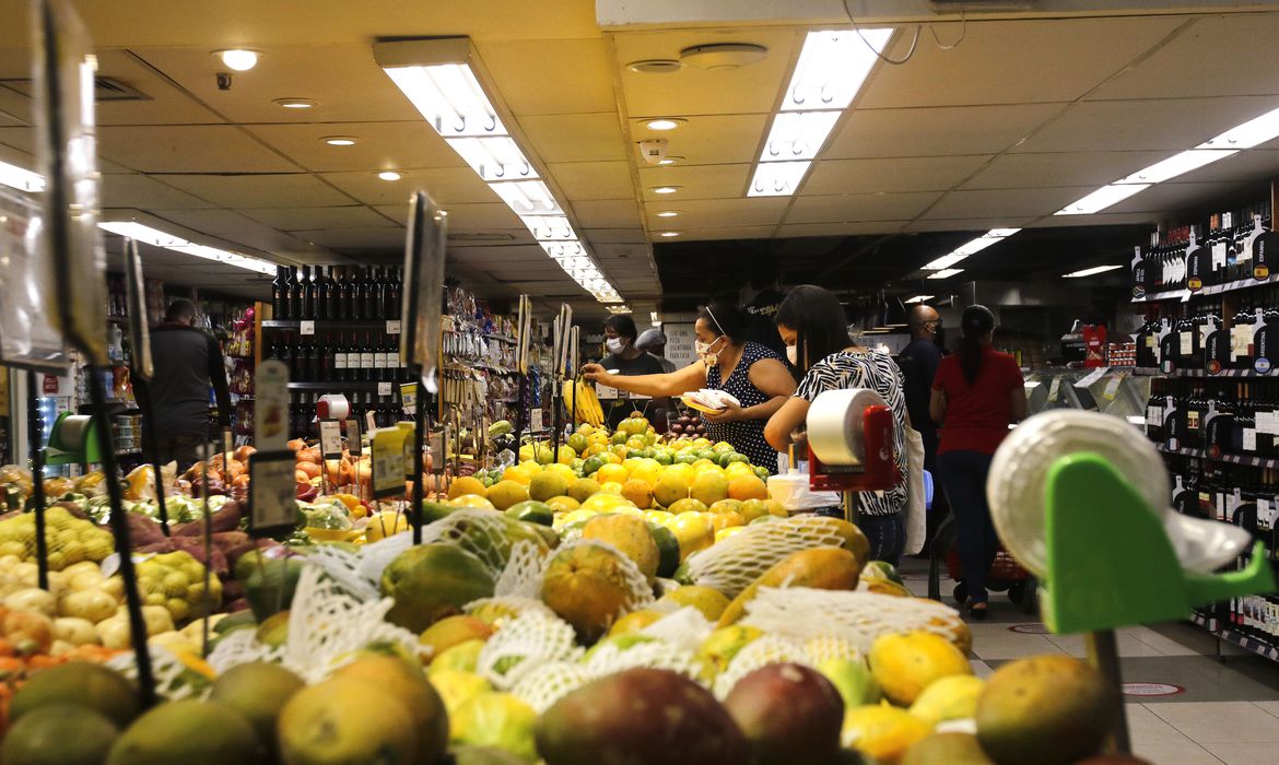 Área de frutas em supermercado