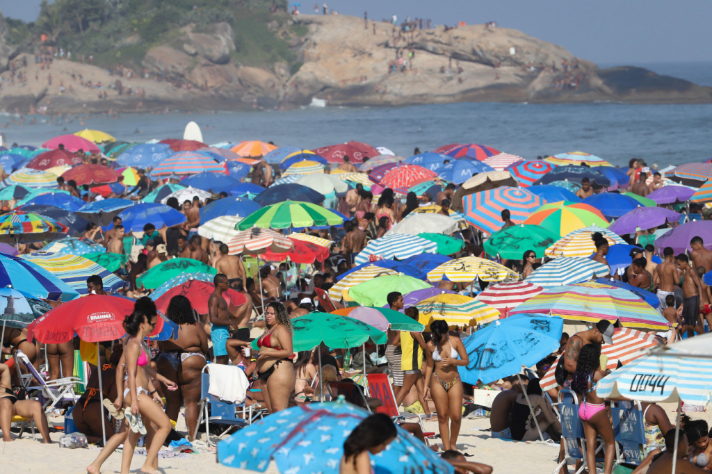 Com feriado e tempo bom, praias do Rio ficam lotadas; veja imagens | Jovem  Pan